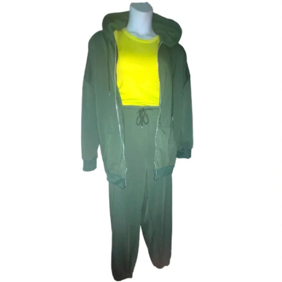 NEW Plus Size Women’s Athletic Suit - Picture 4 of 7